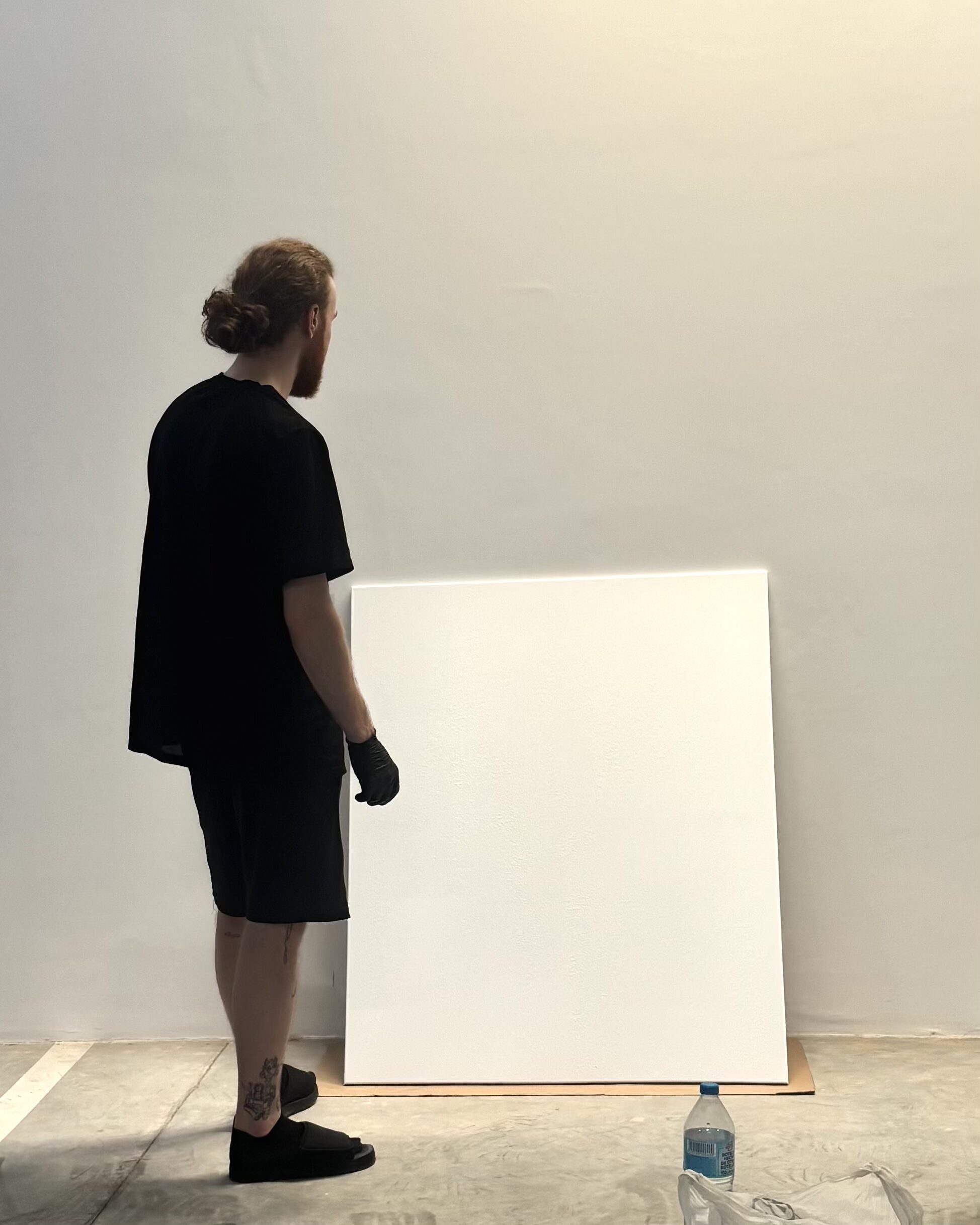 Porträt von Aaron Dunno in einer Ausstellung